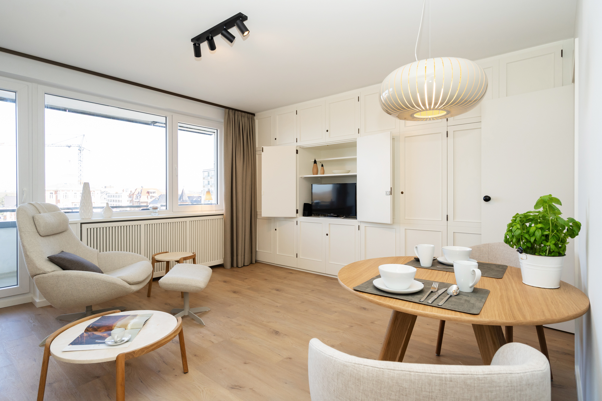 Weiter Blick in den Wohnraum der Ferienwohnung Düne Sylt