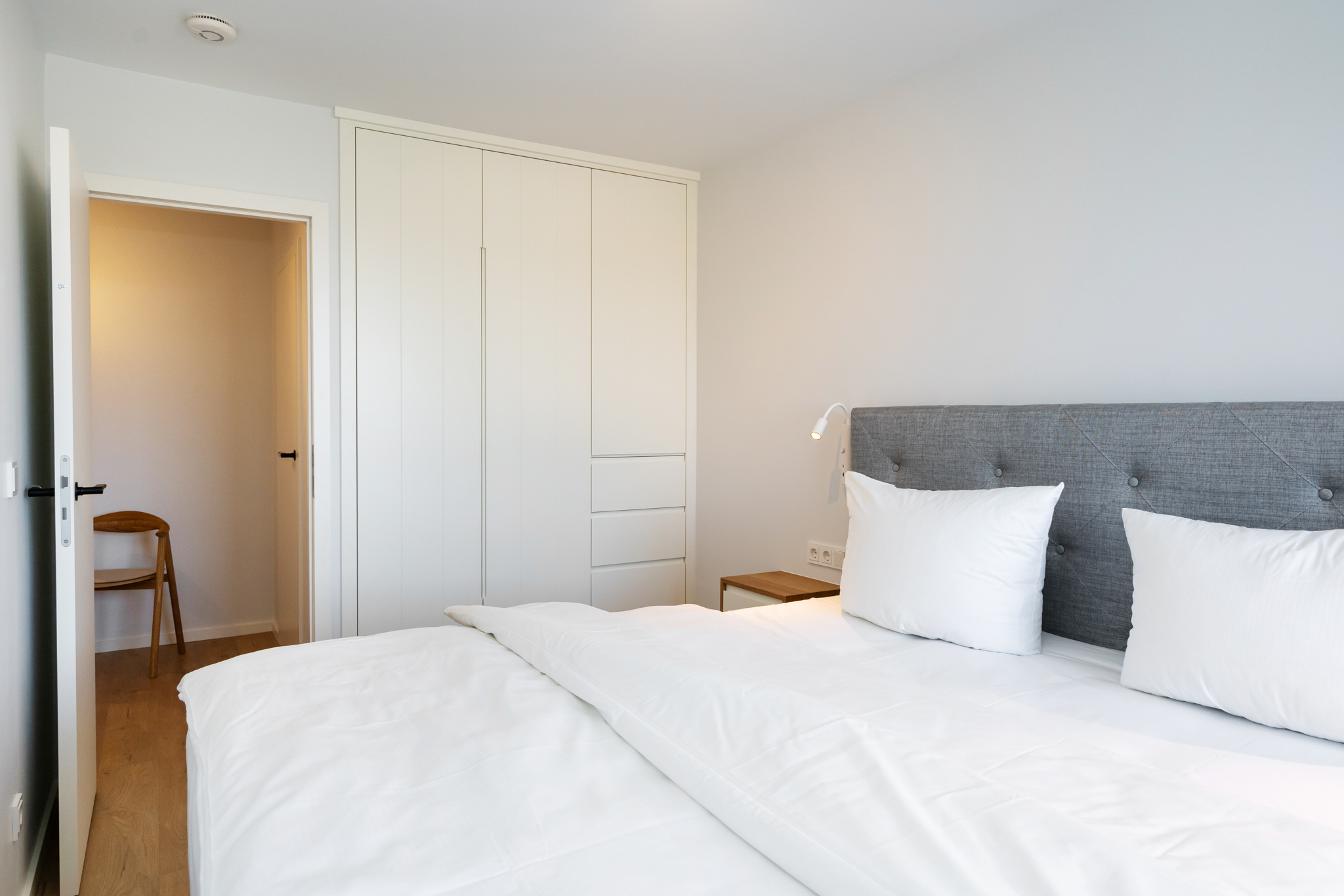 Schlafzimmer mit Schrank in der Ferienwohnung auf Sylt